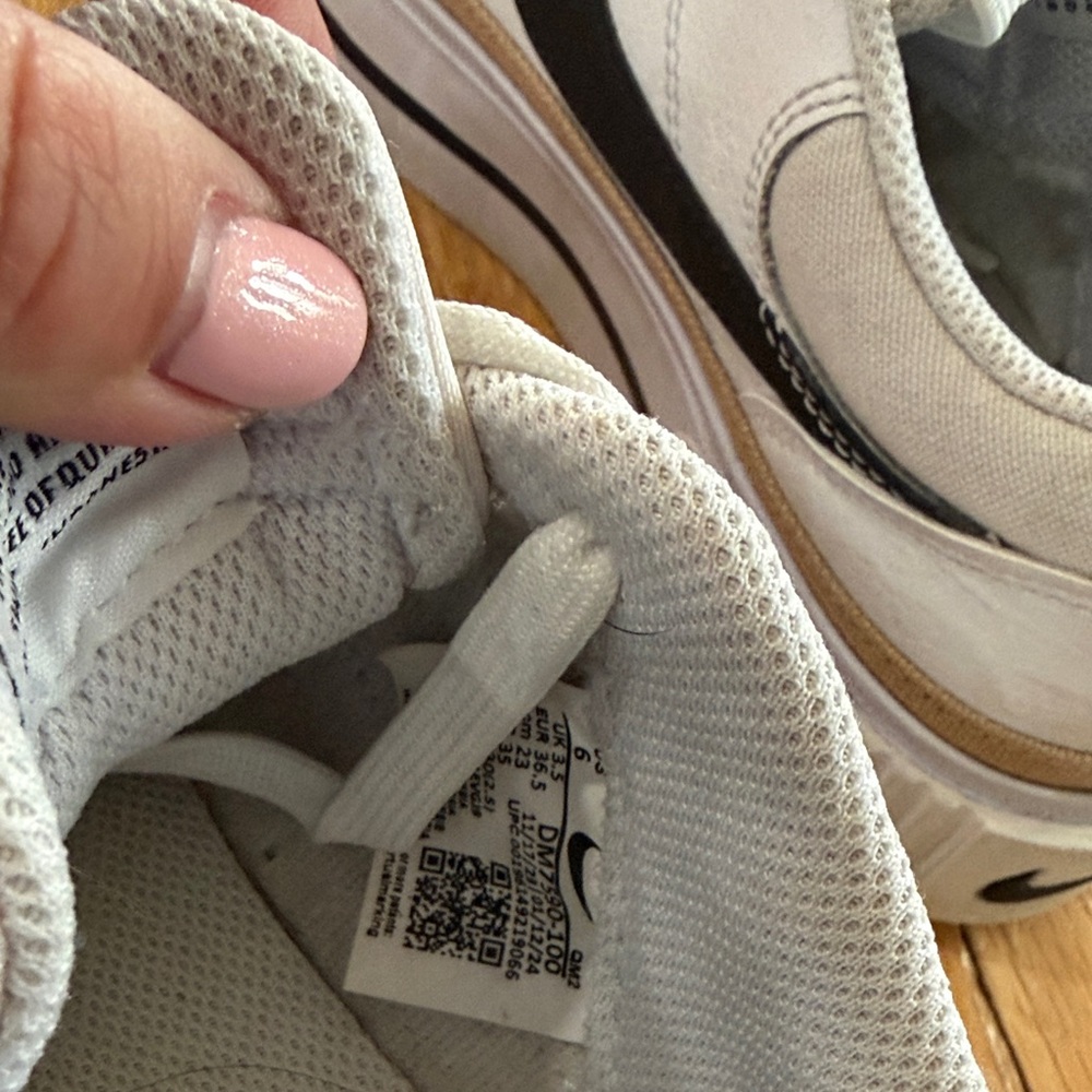 Nike White Low-Top Sneakers with Black Swoosh and Gold Accent - Picture 8 of 15
